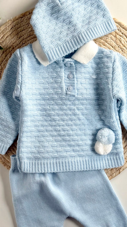 Zoom de la tenue naissance en maille 3 pièces pour bébé 0-3 mois parfait comme cadeau de maternité 