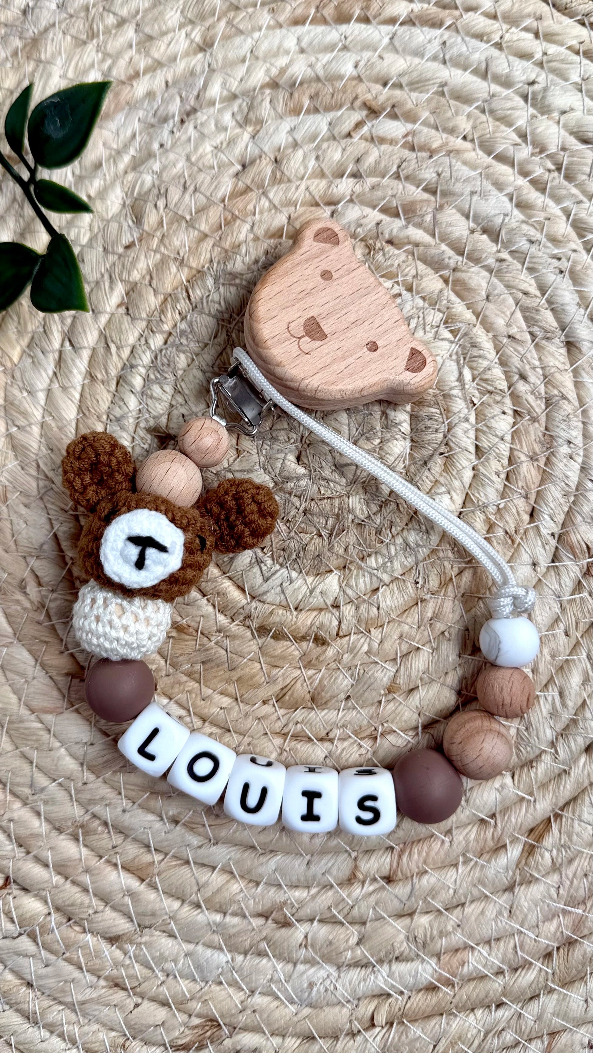 Attache-tétine bébé brun en bois et silicone, sécurisée avec clip ourson