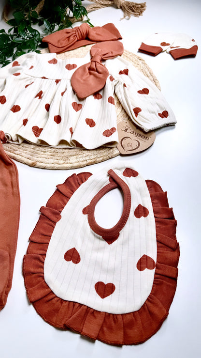 Bavoir et bandana caramel assortis pour bébé – ensemble naissance chic