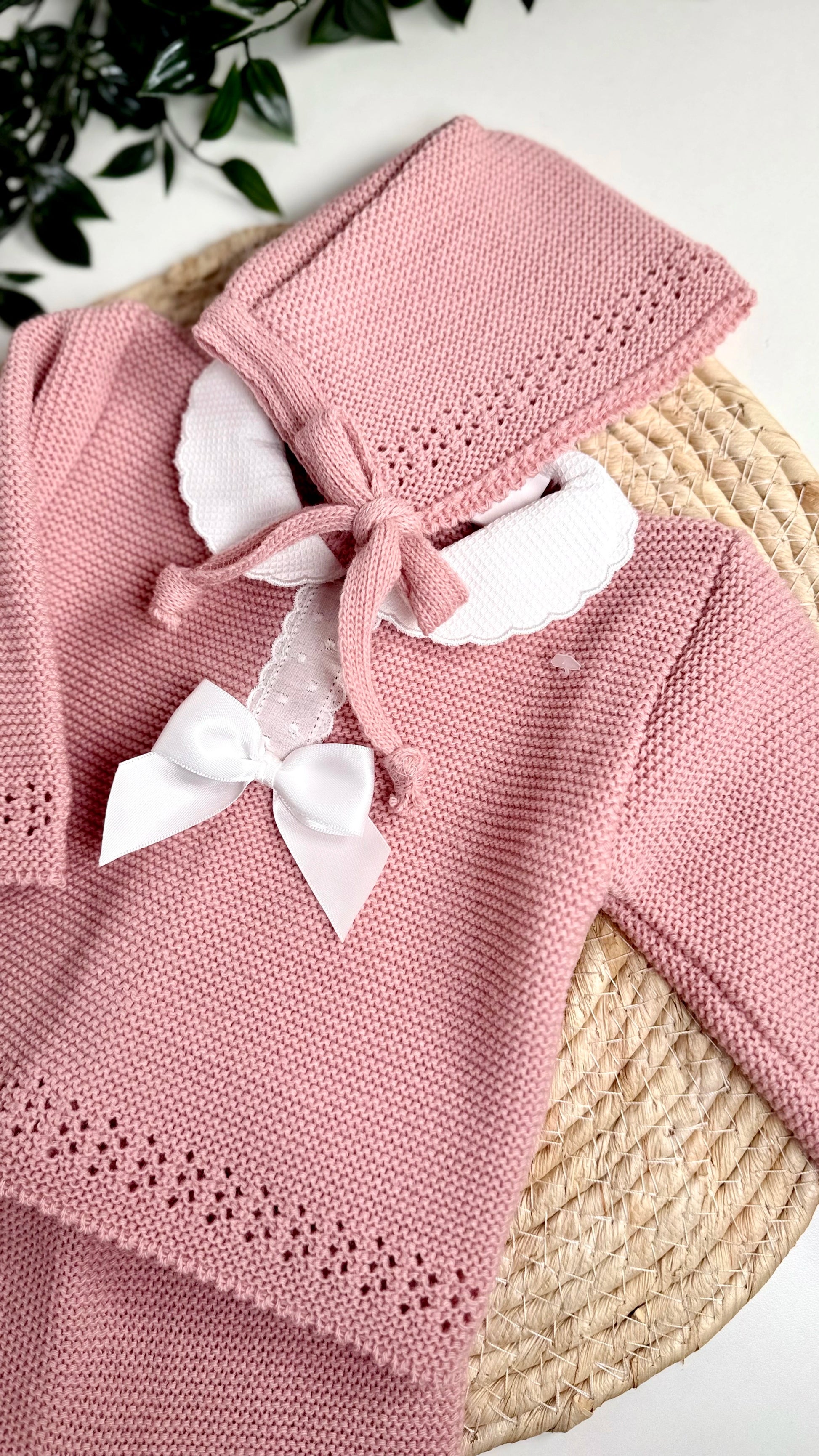 Bébé fille portant un ensemble naissance en maille rose 3 pièces 0-3 mois avec bonnet, pantalon et haut
