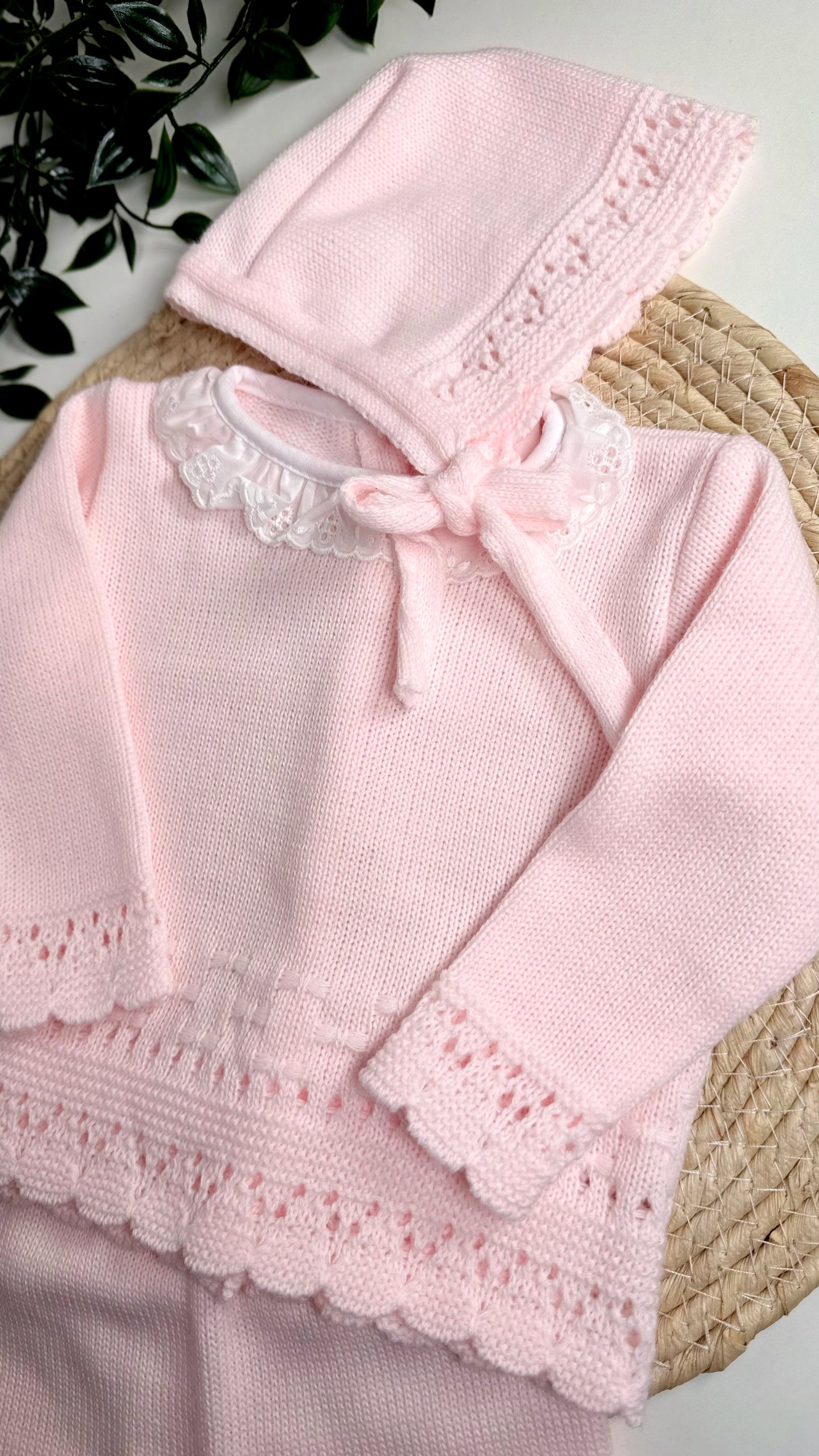 Bébé fille portant un ensemble naissance en maille rose perle 3 pièces 0-3 mois
