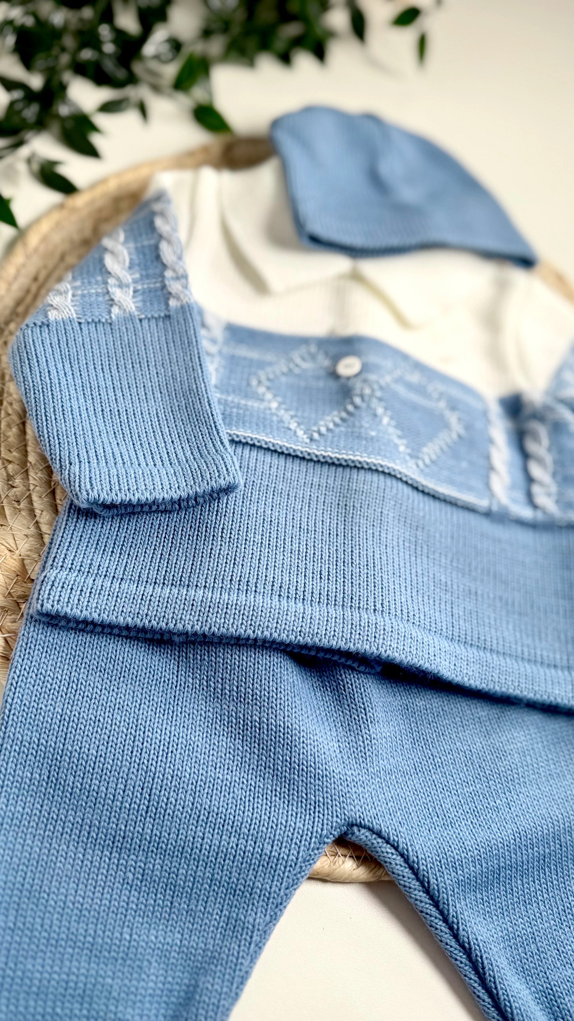 Bébé garçon portant un ensemble naissance en maille bleu marine 3 pièces 0-3 mois avec bonnet, pantalon et haut