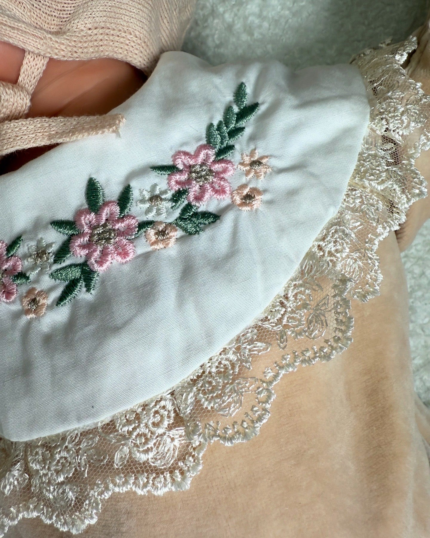 Trousseau de naissance raffiné avec dentelle, broderie florale et teintes crème élégantes