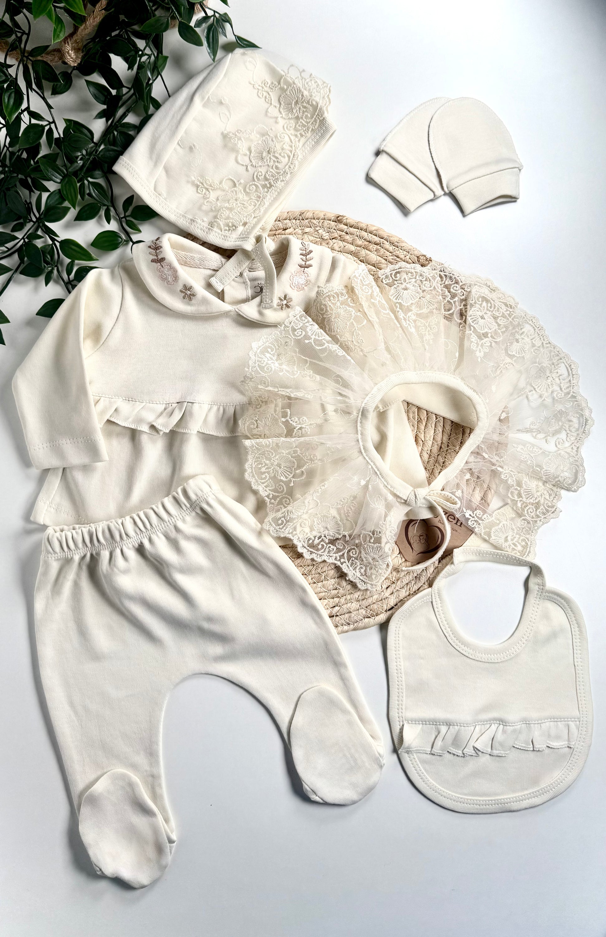 Coffret cadeau ensemble naissance fille beige dentelle 6 pièces coton bio