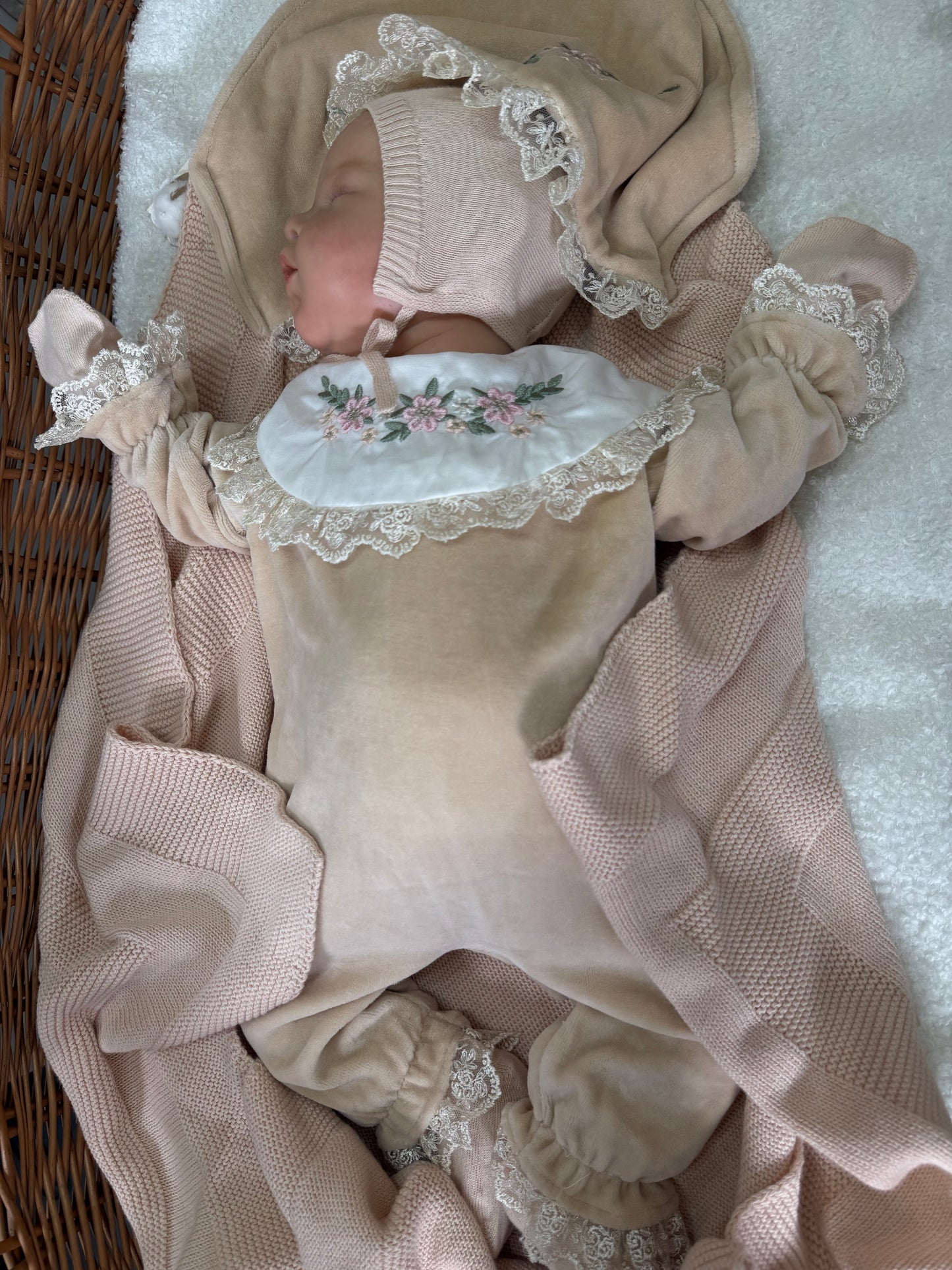 Coffret naissance tricoté pour bébé fille avec bonnet, gants, chaussons et couverture assortis