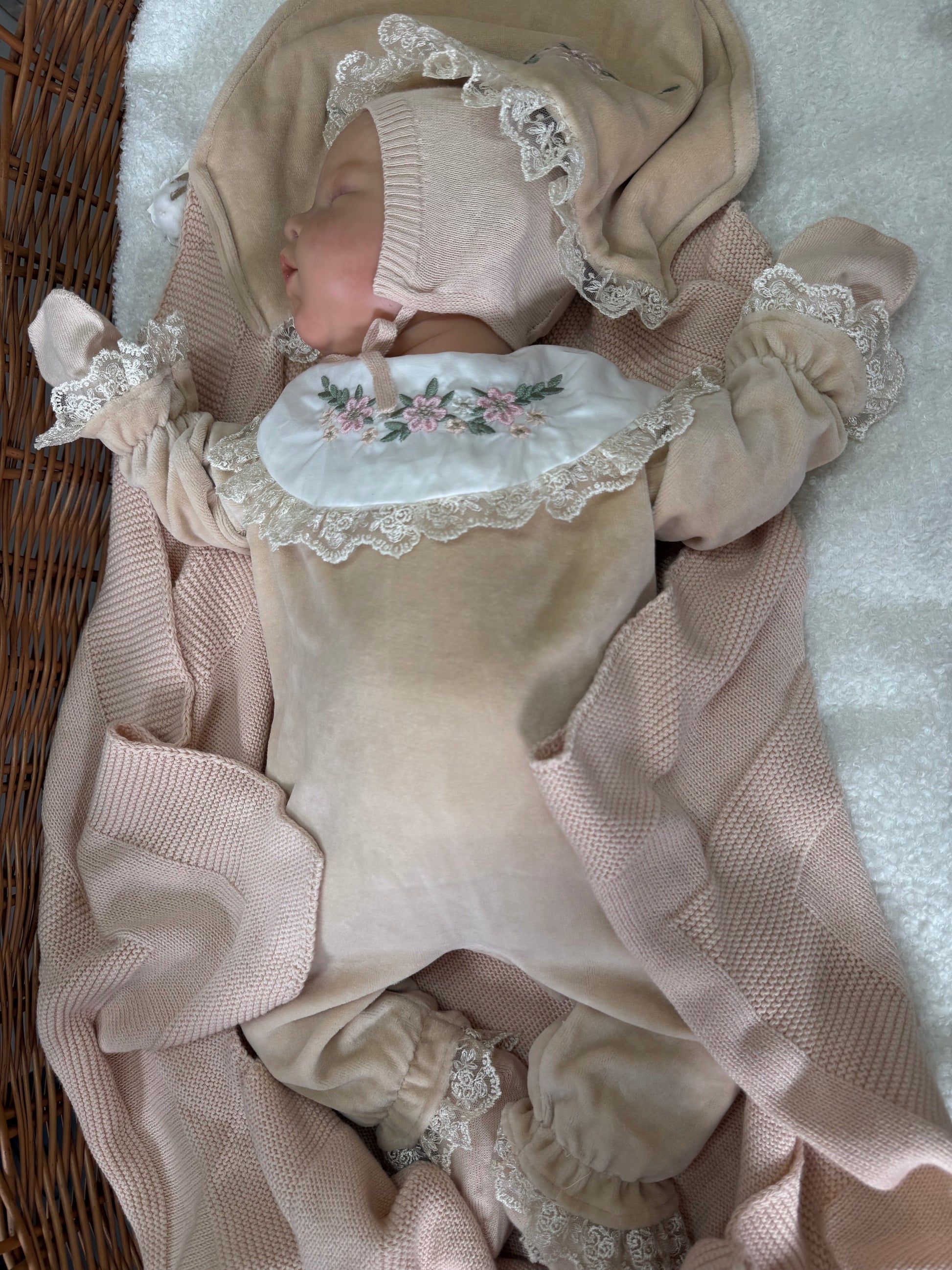 Coffret naissance tricoté pour bébé fille avec bonnet, gants, chaussons et couverture assortis