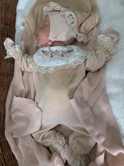 Coffret naissance tricoté pour bébé fille avec bonnet, gants, chaussons et couverture assortis