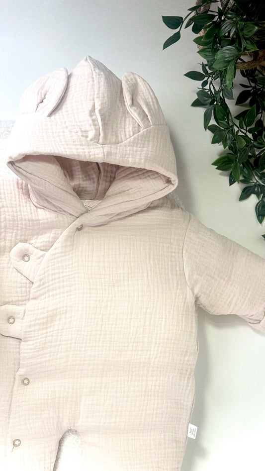 Nouveau-né portant une combinaison en gaze de coton personnalisée, parfaite pour la sortie d’hôpital