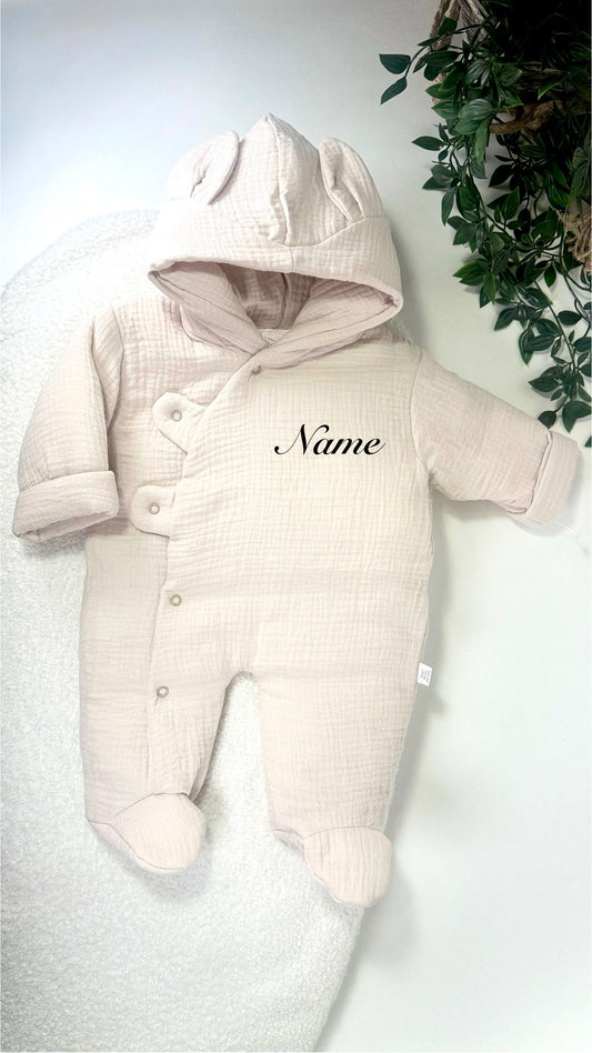 Combinaison bébé personnalisée avec prénom en gaze de coton Oeko-Tex, idéale pour la sortie de maternité