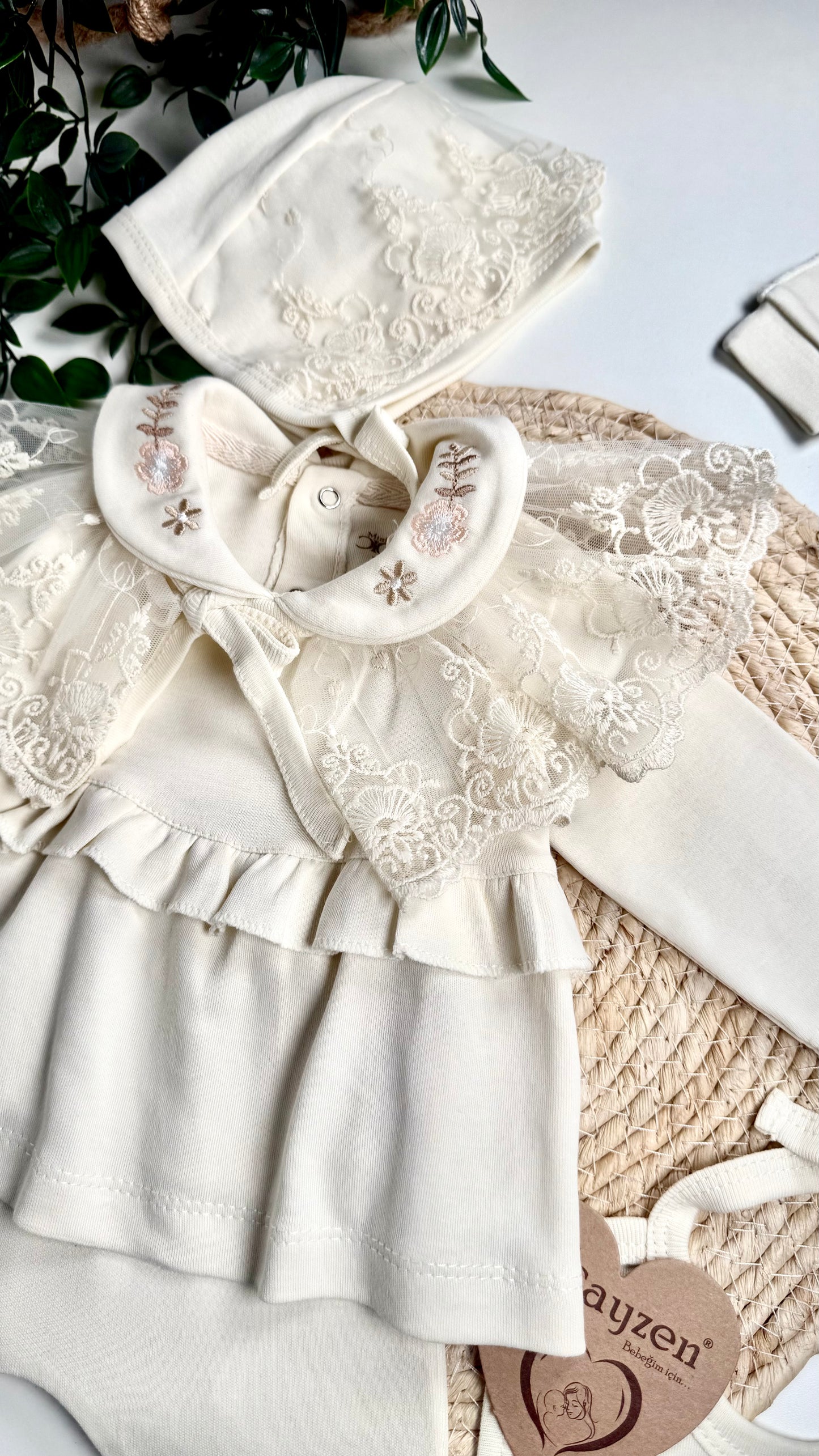 Cape en dentelle de l’ensemble naissance fille beige 6 pièces en coton bio