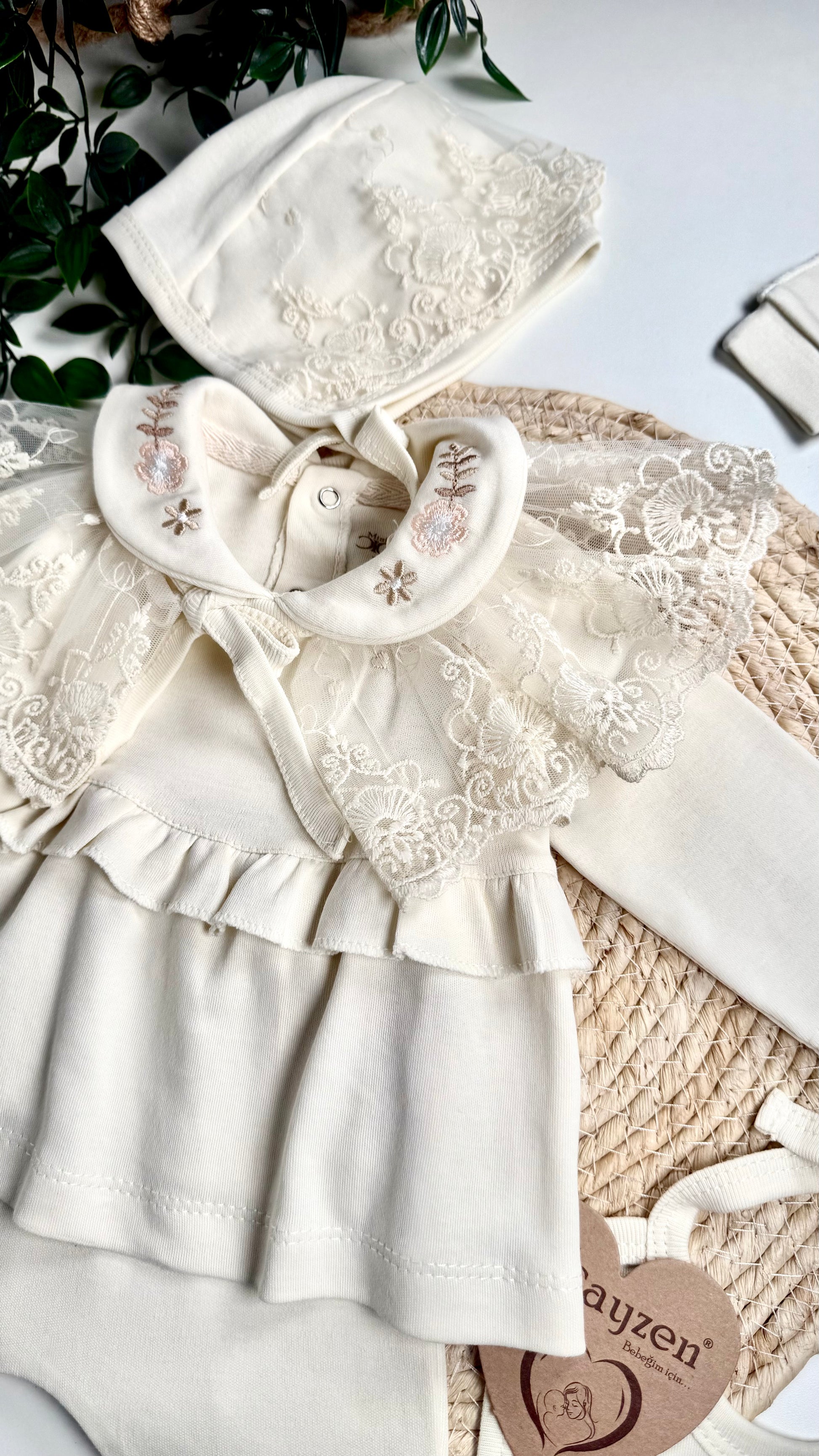 Cape en dentelle de l’ensemble naissance fille beige 6 pièces en coton bio