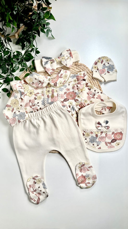 Détails fleuris et dorés de l’ensemble naissance fille en coton bio 0-3 mois