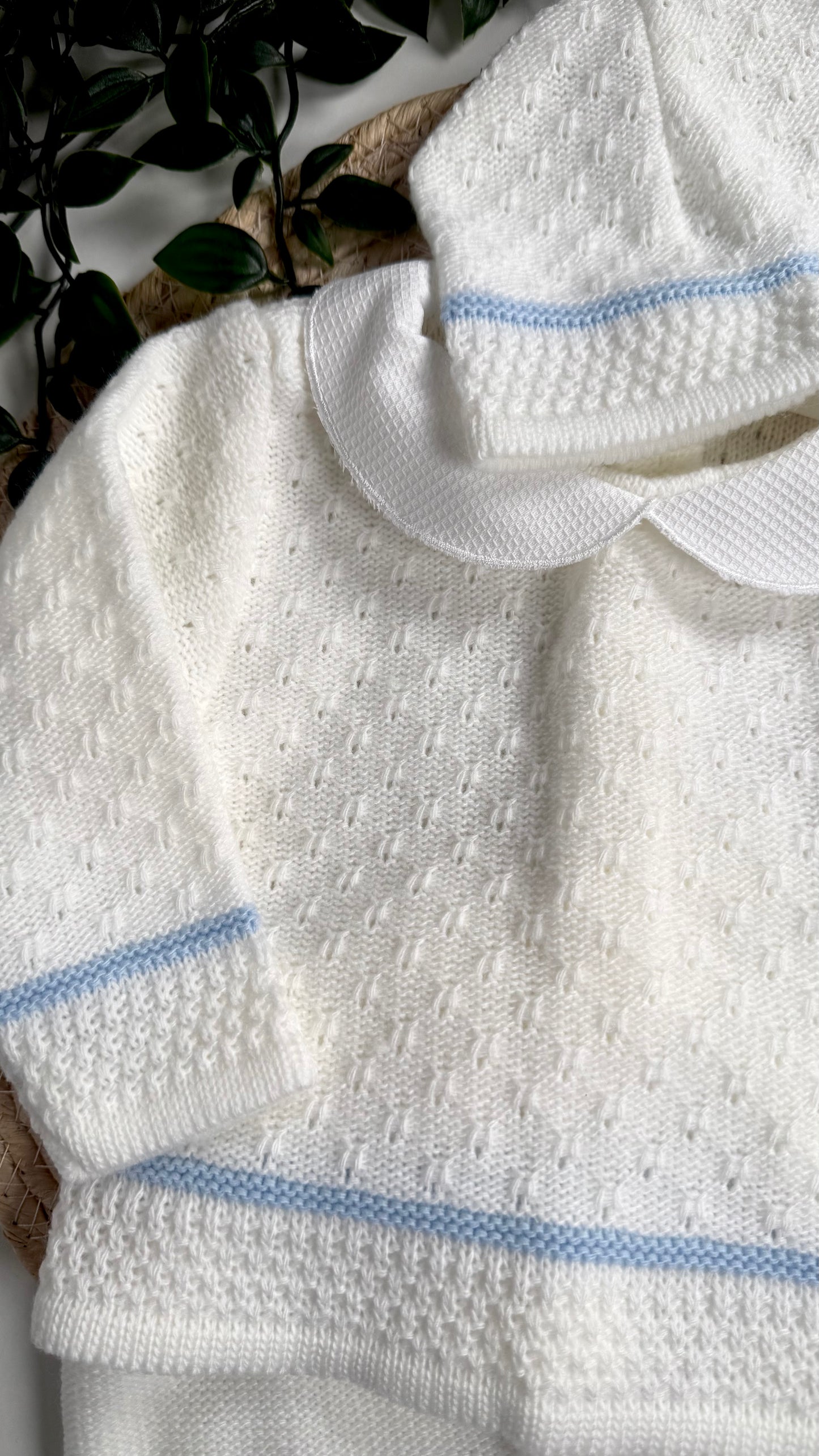 Bébé garçon portant un ensemble naissance en maille blanc et bleu 3 pièces 0-3 mois