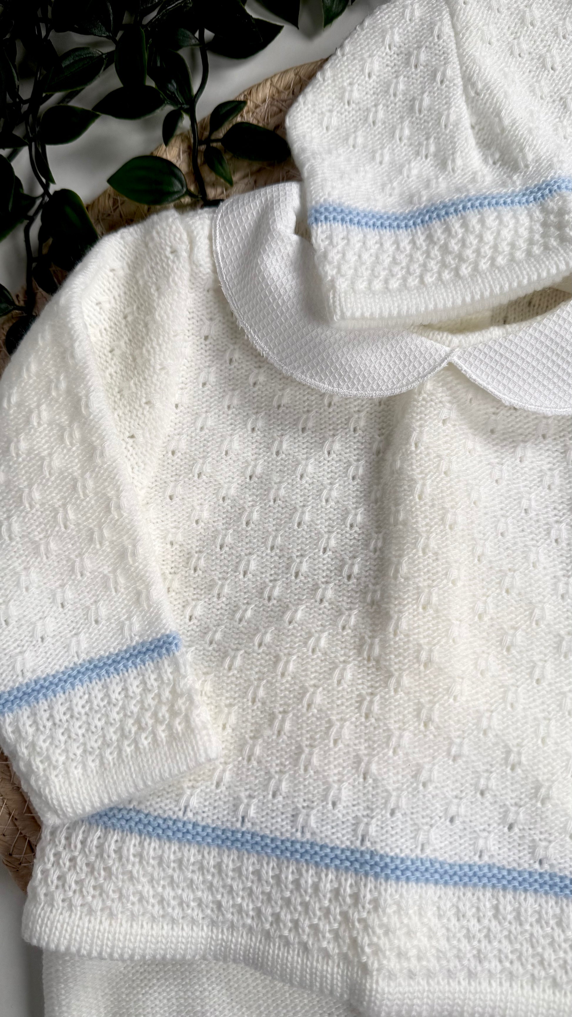 Bébé garçon portant un ensemble naissance en maille blanc et bleu 3 pièces 0-3 mois