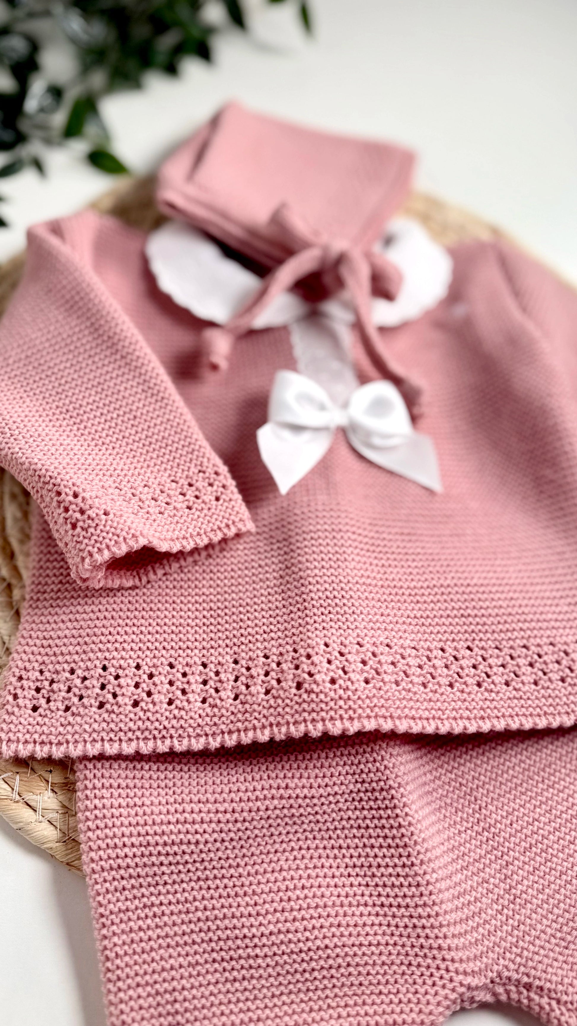 Zoom sur la maille douce de l’ensemble naissance fille en maille rose 0-3 mois certifié OEKO-TEX®