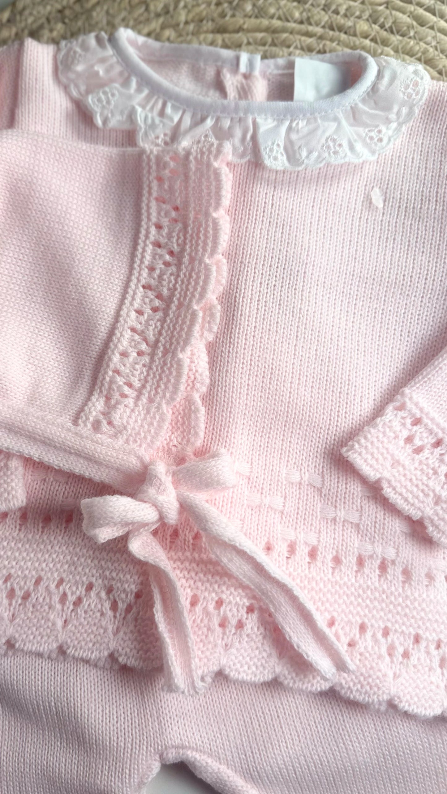 Détails maille et ruban de l’ensemble naissance fille en maille rose perle 0-3 mois