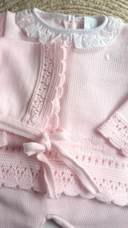 Détails maille et ruban de l’ensemble naissance fille en maille rose perle 0-3 mois
