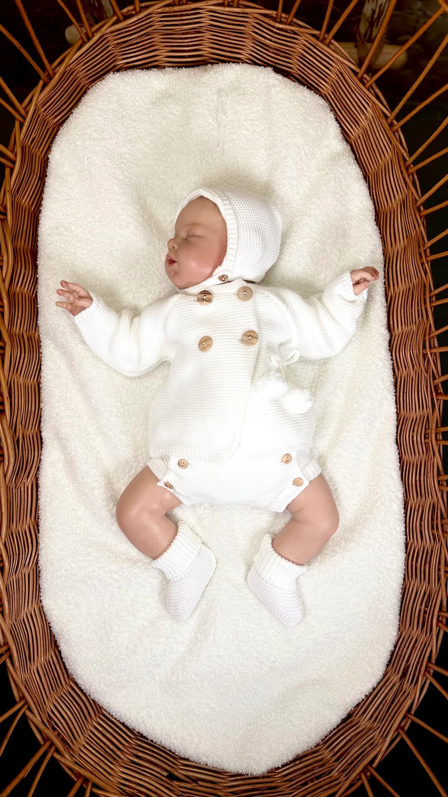 Ensemble naissance mixte blanc ou beige pour bébé – bonnet, gilet, culotte et chaussons – taille 0 à 12 mois