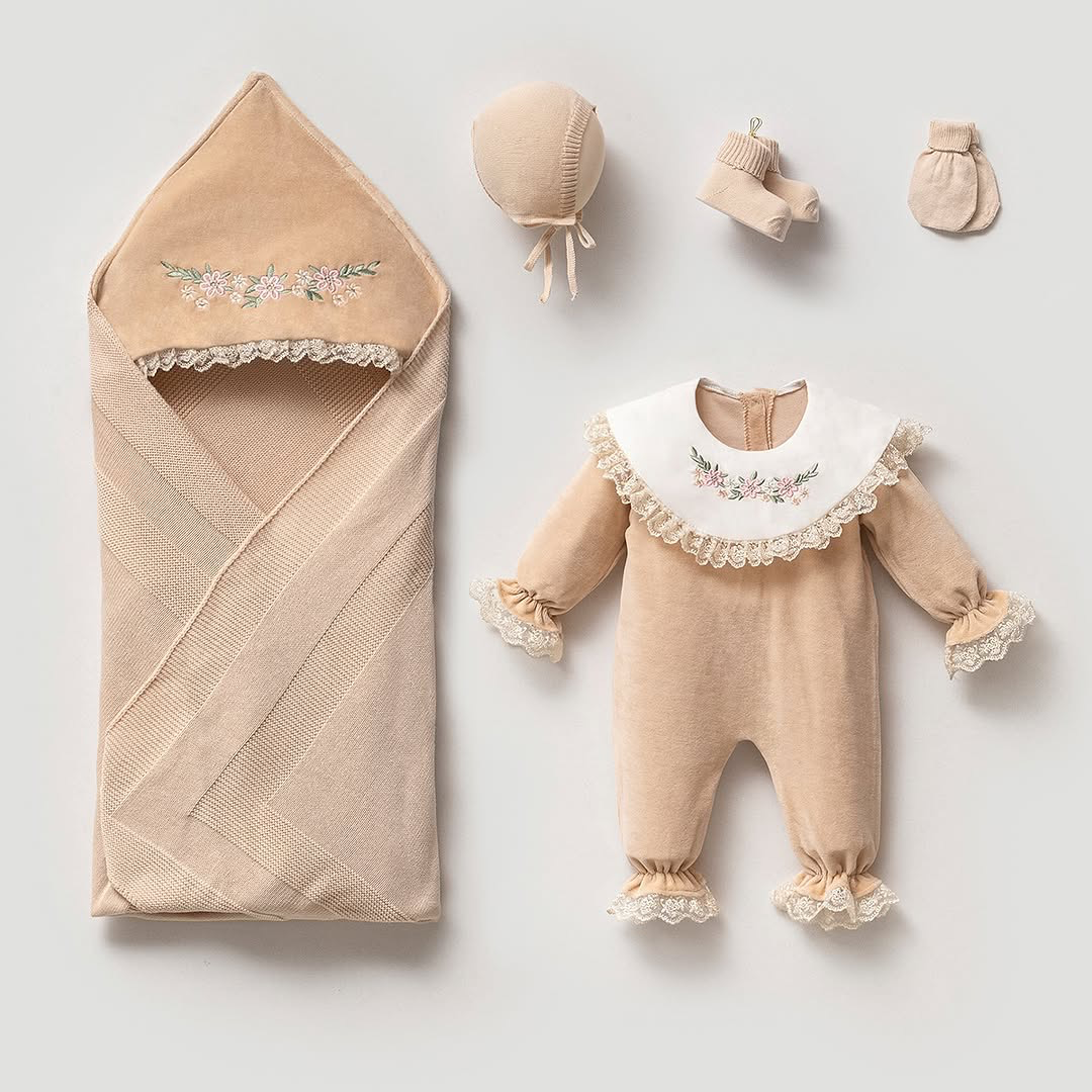 Combinaison bébé fille en velours beige avec finitions en dentelle et broderie florale