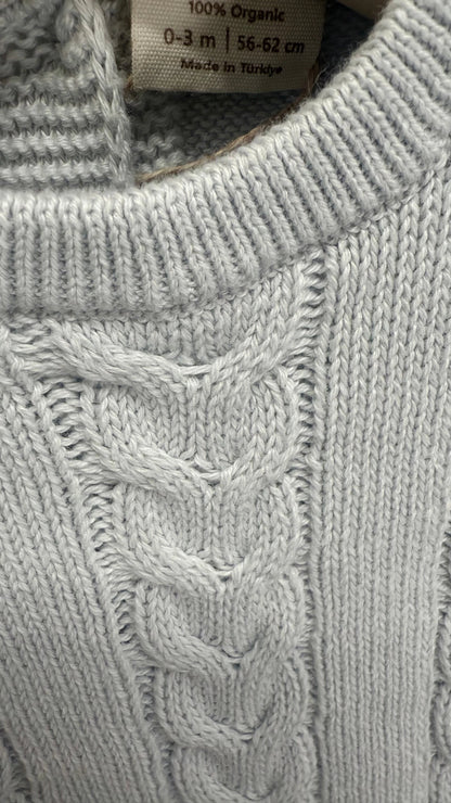 Bébé portant l’ensemble naissance garçon tricot bleu à la maternité.
