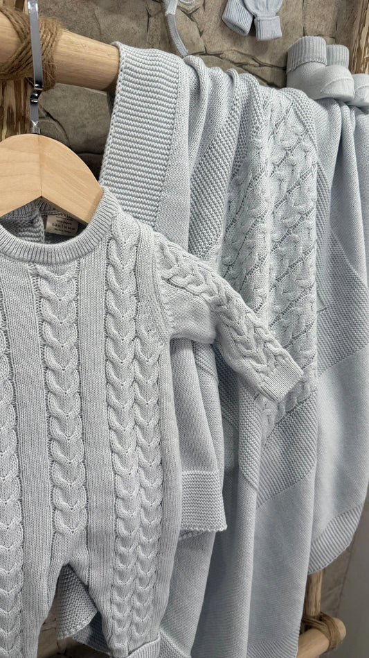 Vue de face de l’ensemble naissance bébé garçon tricoté bleu, taille 0-3 mois.