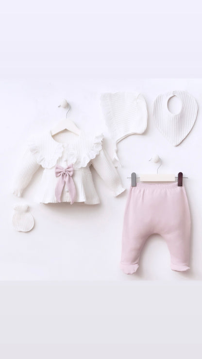 (le coffret complet plié joliment, fond clair, lumière naturelle, touche florale douce)