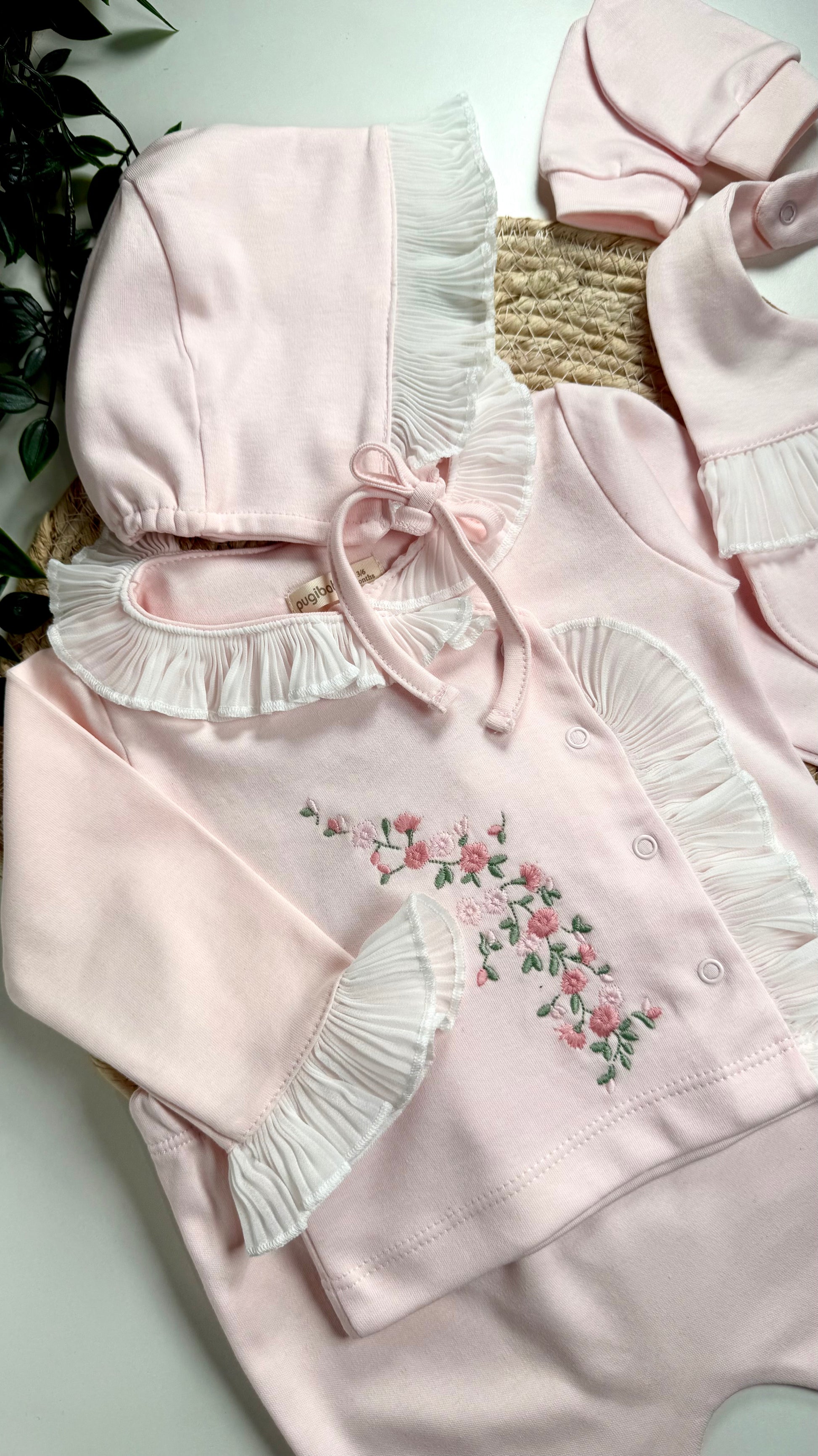 Accessoires de l’ensemble naissance fille 5 pièces rose perle : bonnet, gants antigriffure et bavoir