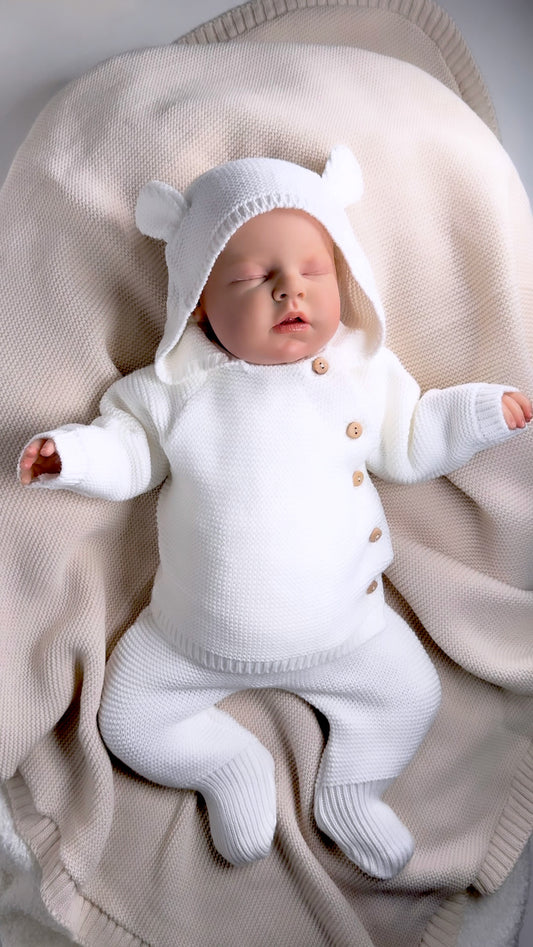 Ensemble naissance 2 pièces Ourson pour bébé en maille rose perle, blanc bleu ou crème taille 0-3 mois, hypoallergénique et éco-responsable

Ensemble naissance Ourson 2 pièces bébé – Rose perle, blanc crème, bleu tendre – Hypoallergénique et éco-responsable