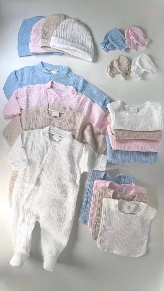 Kit naissance bébé 5 pièces en coton certifié OEKO TEX – pyjama, body, bonnet, bavoir et gants