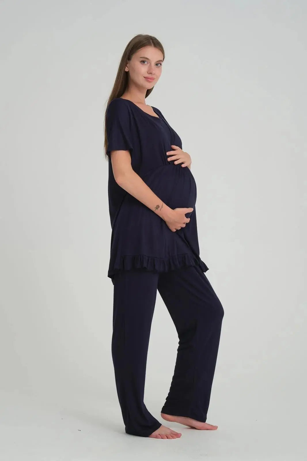 Maman et bébé en pyjama maternité – moment post-partum confortable