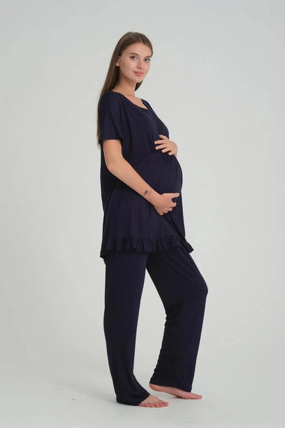 Maman et bébé en pyjama maternité – moment post-partum confortable
