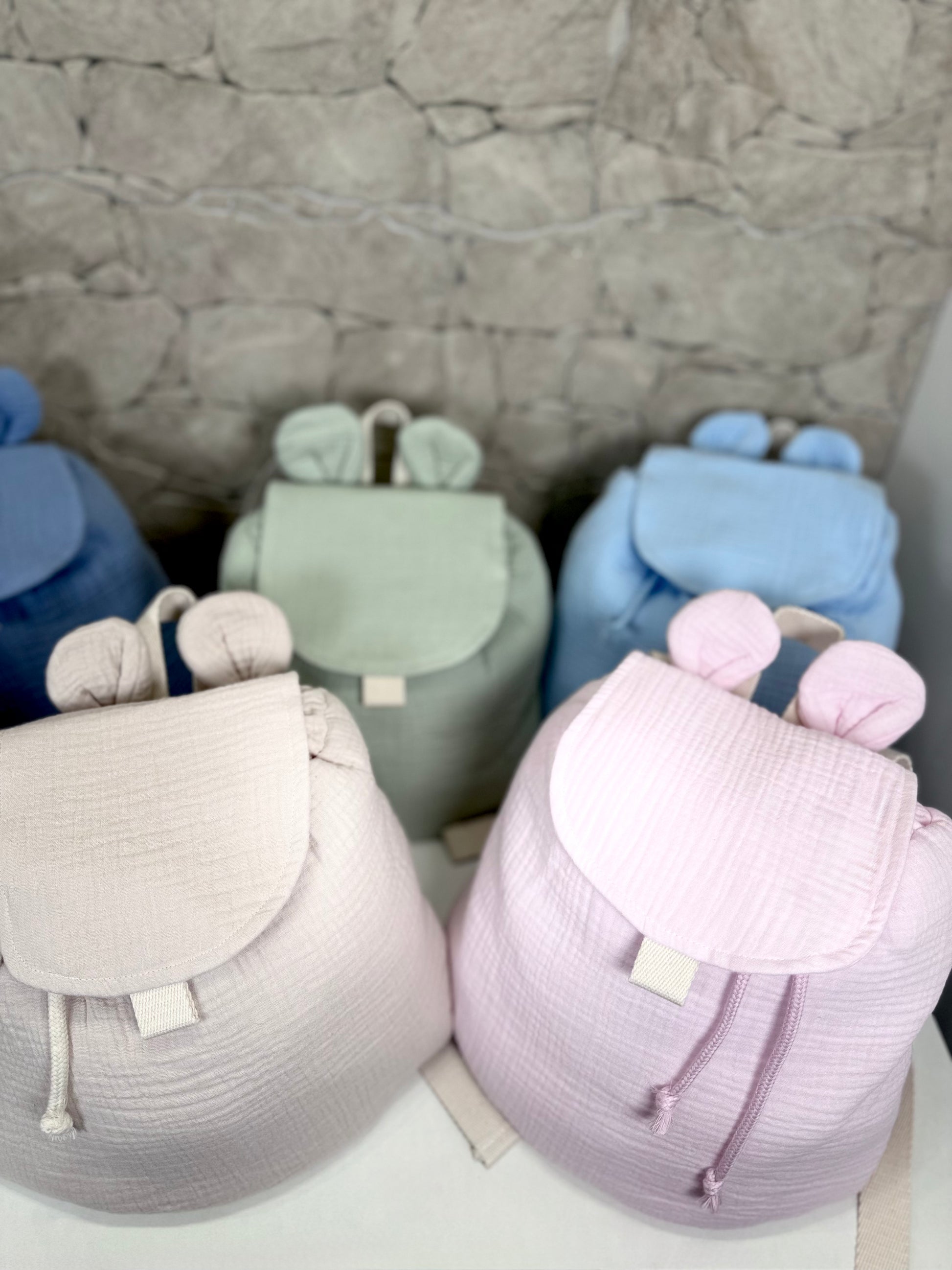 Sac à dos bébé personnalisé avec doudou et biberon – idéal pour les essentiels